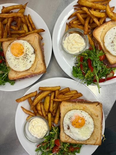 Sendvič Croque Madame, hranolky, lanýžová majonéza