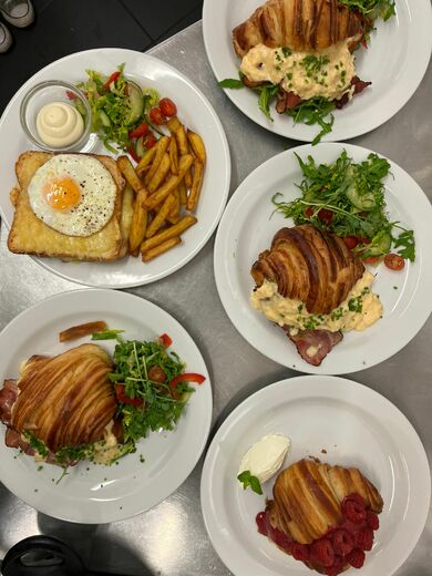 Croque madame, Croissant s míchanými vejci, Malinový croissant